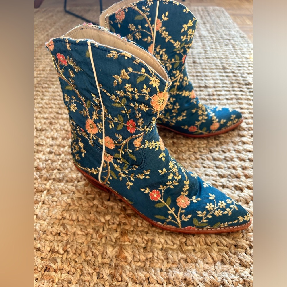 MOMO Eloise embroidered floral western booties. Sz 39